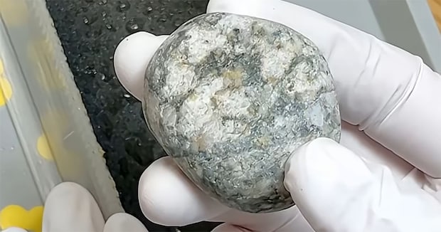 海で拾った“なんでもない石”→8時間磨き続けたら……　驚きの変身に「宝物になっちゃう」「これは愛着が湧きますね」