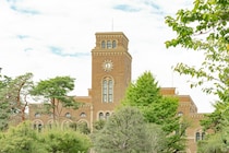 「人材教育の最前線」な大学が学生から高い評価！　「就活に関してはOBのサポートが手厚い」「文化財に指定されていたり非常に趣のある校舎」