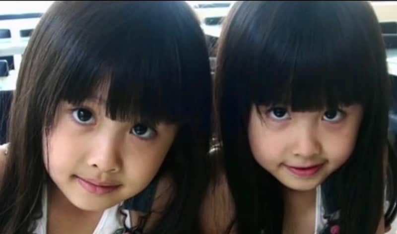あいらしい双子姉妹、おそろいコーデと髪型で並ぶ幼いころ→大人になった姿に「うわー！」「どんどんきれいになってる」【海外】