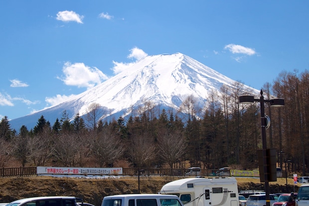 「今回で4回目」山梨の“道の駅ランキング1位”がすごい　「吉田うどんのレベルが高くコスパも最高」「近くまで迫る富士山が絶景」「お土産も充実」「本当に色々楽しい」
