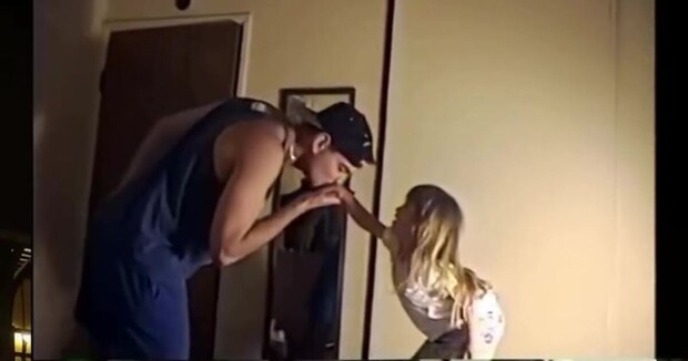 小さな娘の手にキスするパパ→28年後、結婚式で……　まさかの2ショットに「あかん」「素敵すぎて涙出そう」と806万再生【海外】