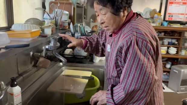 「目を離すとこれ」83歳おばあちゃんの日常撮影中→孫が一瞬カメラを置くと…… まさかの行動に「笑ってしまいました」「これが元気の源」