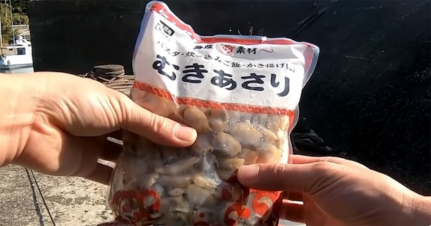 ダイソーのスプーンに業務スーパーのアサリを付け、堤防際に落とすと…… まさかの結果に「これは凄い」「夢があっていいですね!」