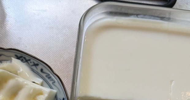 牛乳寒天を作った人→ウキウキでカットし、食べようとしたら……「なにこれ」　“まさかの悲劇”に「泣ける」「逆に気持ちいい」　投稿者に話を聞いた