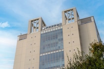 「女子しかいなくても楽しい」　東京都心の“小さな総合大学”は駅から近いと高評価！「雨で傘がなくても何とかなる」「ご飯はサラリーマン価格」