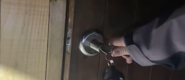 北海道で山小屋をDIYした40代男性→2カ月後、雪に埋もれた扉を開けると…… まさかの光景に「2tは軽く超えてる」「凄いです!」