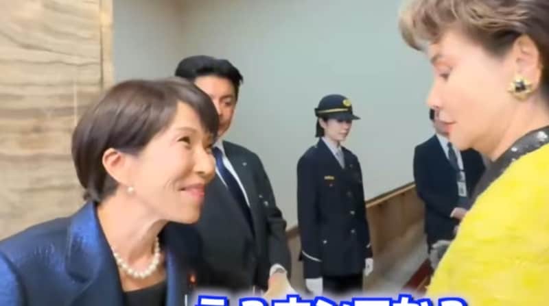 高市首相、こっそり手渡された“グッズ”に大喜び　まさかの正体にネット注目「ほしい！！笑」「気になります」