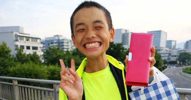 緑色の服を着た14歳少年→6年後…… まさかの“現在の姿”に「ゲームのキャラみたい」「今からMV出演するんか」