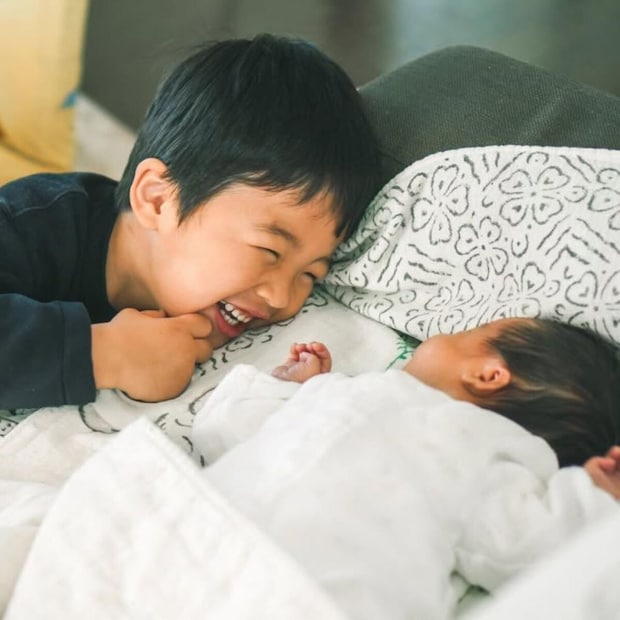 生まれたての妹を見つめる幼い兄→4年後……　現在の2ショットに「いやもう言葉にならん」「涙出そう」と72万表示