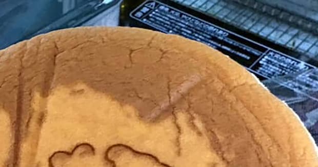 大阪銘菓「りくろーおじさんの店」のチーズケーキ→食べようとしたら……　予想外の中身に「おい！」「おじさん……」