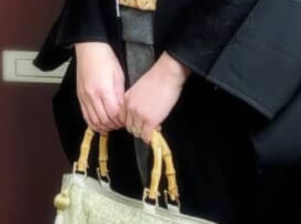 京都のアラフィフ母、娘の卒入学式で身に着けたのは……　圧巻の姿に「昭和のお母さんなスタイル」「便利ですよね」