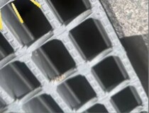 駐車場に向かった女性、鍵を出した瞬間……目を疑う光景に「命拾いしたぜぇ」「あっぶねぇ〜」「回収出来るまで安心できない」