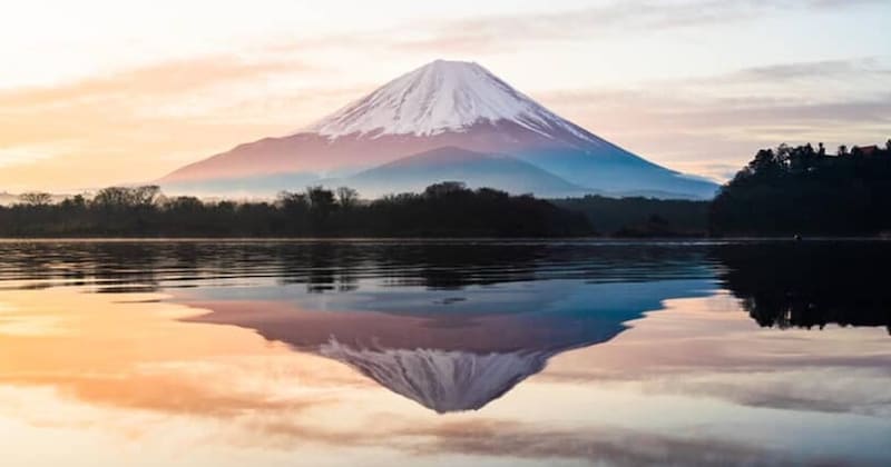 「逆さ富士」を撮っていたら突然、“乱入者”が現れ……「山より私を撮りなさいよ～」　想定外の1枚に「分かったこれネッシーだわ」