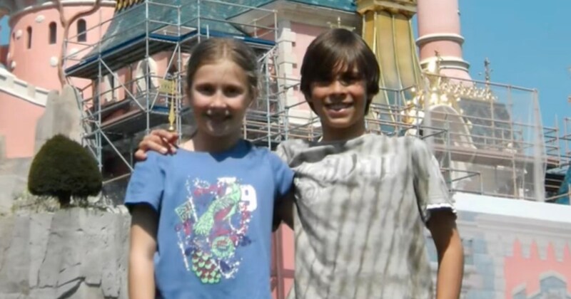 ディズニーランドで肩を組む兄妹→14年後……「わああああ」　同じ構図＆ポーズで再現した“現在の姿”に「ちょっと待って」【海外】