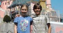 ディズニーランドで肩を組む兄妹→14年後……「わああああ」　同じ構図＆ポーズで再現した“現在の姿”に「ちょっと待って」【海外】