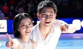 「これは号泣」りくりゅう・三浦璃来が2年前から設定している“スマホの待ち受け”に「お守りすぎる4ショット」「絆だね……」と反響