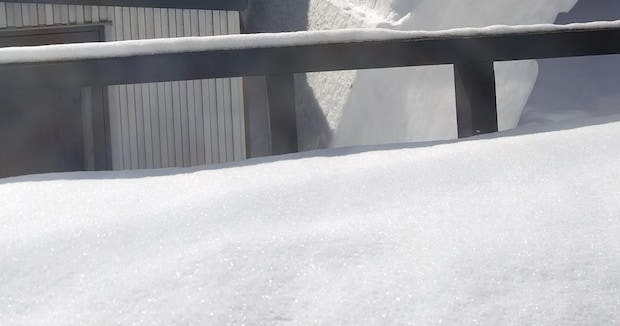 「マットレスではありません」大雪の翌日、外に現れた“謎の光景”に「どうやってできた」「なんか気持ちいい」