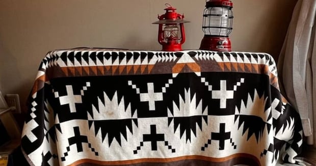 “夫専用物置台”に妻が激怒→出てきたのは……　「あーあ」まさかの正体に「隠し方ww」「そりゃ怒られても仕方ない」