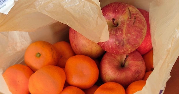 お隣さんにもらったミカンとリンゴ→入っていた袋を見ると……　北海道ならではの“驚きの光景”が63万表示「凄い！懐かしい」