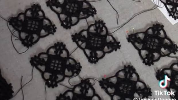 正方形のモチーフを118枚→ひたすら編んでつなげると……　驚きの“かぎ針編み作品”に「これはすごい！」「大変な作業だ」【海外】