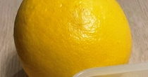 ←夫がむいた文旦 私がむいた文旦→　「え？」仕上がりの違いに「皮むき職人ですか？」「物が違うとしか思えない」