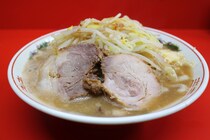 濃厚スープにうどんのようなコシのある極太麺のパンチのあるラーメンが味わえるお店などを紹介！　京都府の「二郎系」の名店7選！
