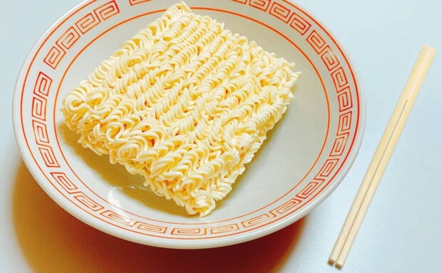 【40～50代に聞いた】リピートしたことがある「袋麺シリーズ」ランキング！　2位は「チキンラーメン」、1位は？