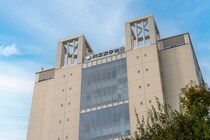 「女子しかいなくても楽しい」　東京都心の“小さな総合大学”は駅から近いと高評価！「雨で傘がなくても何とかなる」「ご飯はサラリーマン価格」