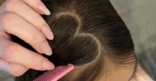 くしでハートの分け目を作ると……　華やかなヘアアレンジに「すごくかわいい！」「素敵なアレンジだね」と1700万再生超え【海外】