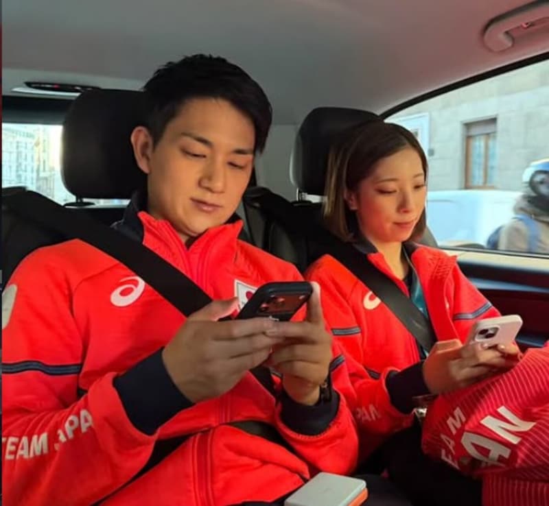 寝ている木原龍一が、三浦璃来に起こされ……　「本当にすごい関係性」公式投稿が異例の860万再生【りくりゅう】