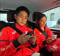 寝ている木原龍一が、三浦璃来に起こされ……　「本当にすごい関係性」公式投稿が異例の860万再生【りくりゅう】