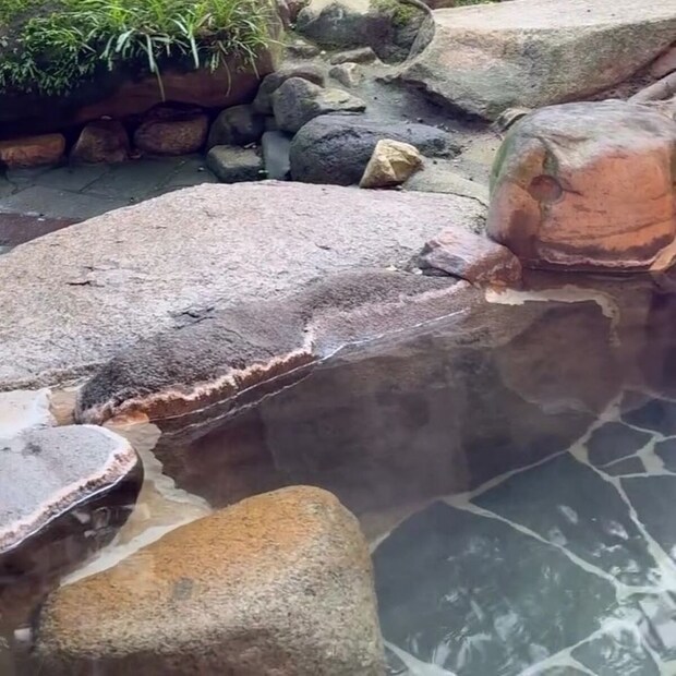 お客さんが帰ったあと、露天風呂の清掃へ行ったら……　従業員が驚いた“まさかの光景”に「な、なんで？」「何があったんや」