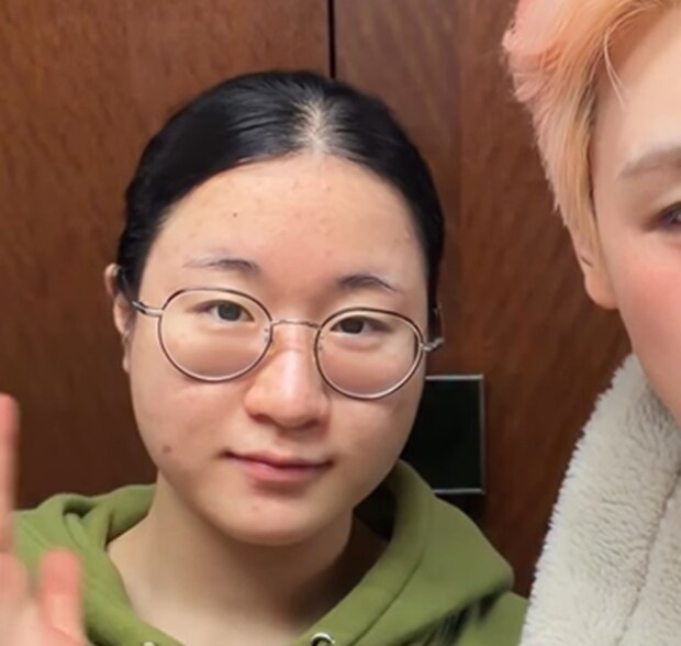 素朴な丸メガネの女の子→思い切りイメチェンすると……　驚きの大変身に「やばい、めっちゃ良い！」「うわー！」【海外】