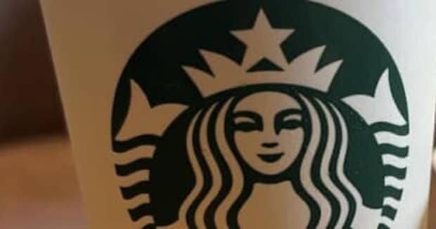 2歳娘とスタバへ→ママがカフェラテを注文したら……　店員に渡された“まさかのもの”に「さすがスタバ!!」「店員さんグッジョブ」