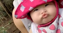 ワイルドなパパに抱っこされた、ぷくぷくほっぺの娘→8年後……「ああああ！」　同じ場所＆ポーズで再現した“現在の姿”が99万再生【海外】