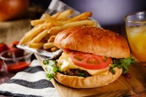 【ハンバーガー総選挙】「今一番好きなハンバーガー」ランキング！　第2位は「モスバーガー」、1位は？