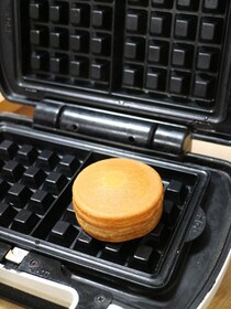 今川焼きがワッフル型に放り込まれアイデンティティを喪失　変わり果てた姿に「大判焼きー！」「回転焼きーっ！」と悲鳴