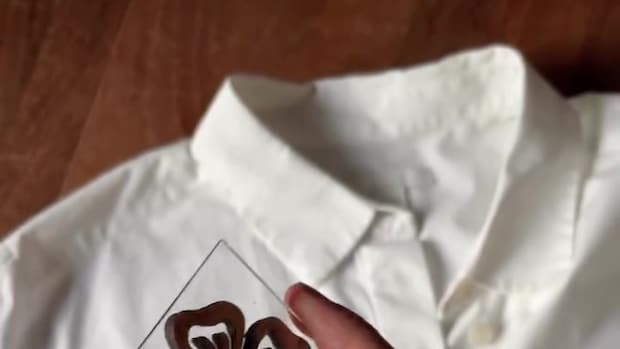 無地の白いシャツに、スタンプをぽんぽん押してリメイクしたら……　“華やかな大変身”に「シンプルだけど魅力的」「大好き！」【海外】