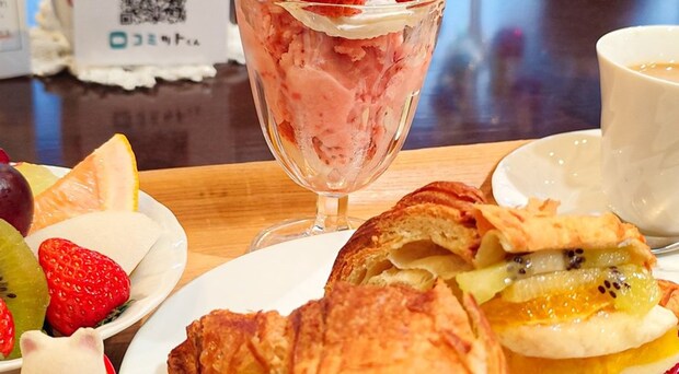 外食中、隣の外国人に「俺のスマホでも撮って！」と言われた理由は……　思わぬ光景が170万表示「素敵すぎ」「とてもいい」