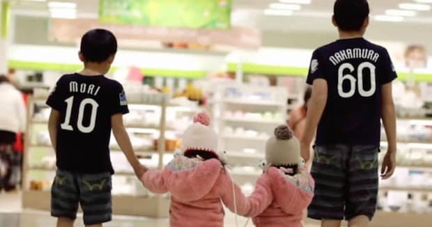 幼い双子の妹と手をつなぐお兄ちゃん2人→9年後……「えーー」　同じポーズで撮影した“現在の姿”に「鳥肌」「やだ泣いちゃう」　パパに話を聞いた