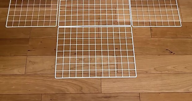 子育てパパ、ダイソーのワイヤーネットを並べて固定したら……　驚きのDIYに「え、天才じゃね？」「これは便利ですね」