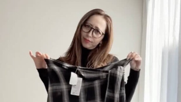 しまむらで「どう使うの？」と思いつつ買った300円の服→2児ママが着ると……　驚きの姿に「すごーーい!!」「オシャレ度が増してる」