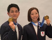 並んで記念写真を撮る“りくりゅう”→木原龍一の足元を見ると……　まさかの姿に「どこまでもりくちゃん第一」「本当にほっこり」