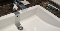 海外のホテルで“普通に歯磨き”→思わずヒヤッとした光景が2200万表示「これ分かる」「日本にいると忘れがち」