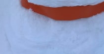 雪かきに飽きた男性→雪だるまを作ってみたら……「うま！！！」　“まさかの光景”に「近所だったら写真撮りに行っちゃいます」