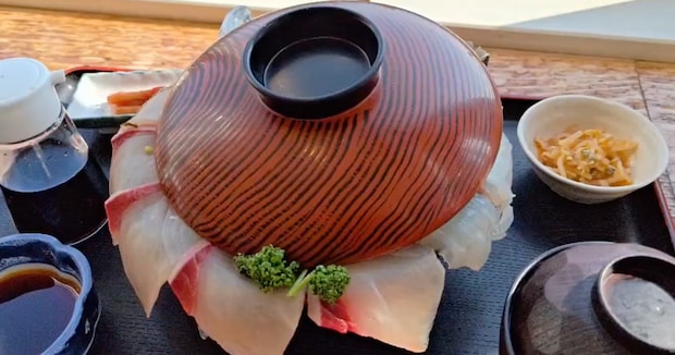 「海鮮丼のフタが動いている？！」→開けたら……「なんだこれは……」　とんでもない正体が280万表示「うわ、びっくりした～」