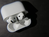 「高音質でビックリ！」「十分すぎる使い心地」　コスパ抜群な“999円イヤホン”が大人気　「ケースを開けた瞬間にスマホと繋がる爆速ペアリング」