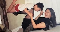 ママの脚の上に乗っかっていた息子→20年後……「あああああ」　同じ構図＆ポーズで再現した“現在の姿”が118万再生【海外家族記事3選】