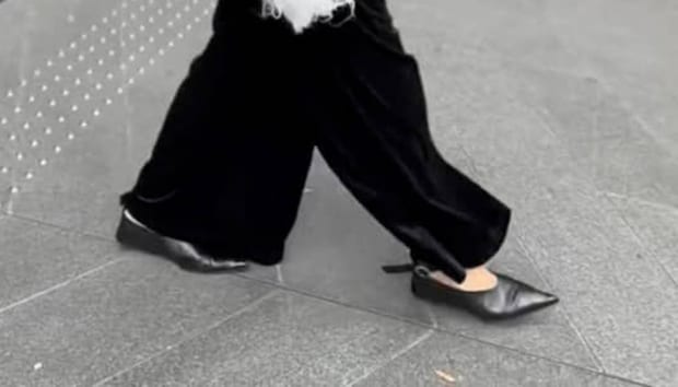 51歳おしゃれなママが冬コーデを披露→「20代にも見えます」　驚きの姿に「女子大学生みたい」「おでこ出せるのすごい」