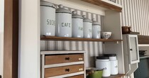 狭いキッチンの“使いにくかった棚”→DIYで雰囲気ガラリ！　すっきり整う仕上がりに「おしゃれ」「素敵」
